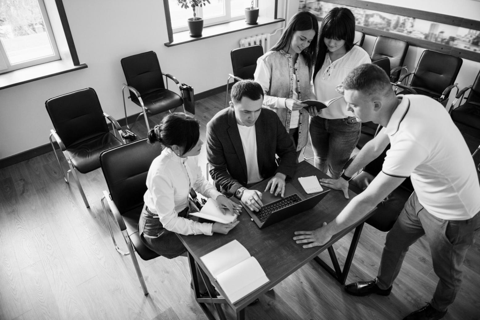 Equipo de veriroxima trabajando en soluciones de integración financiera