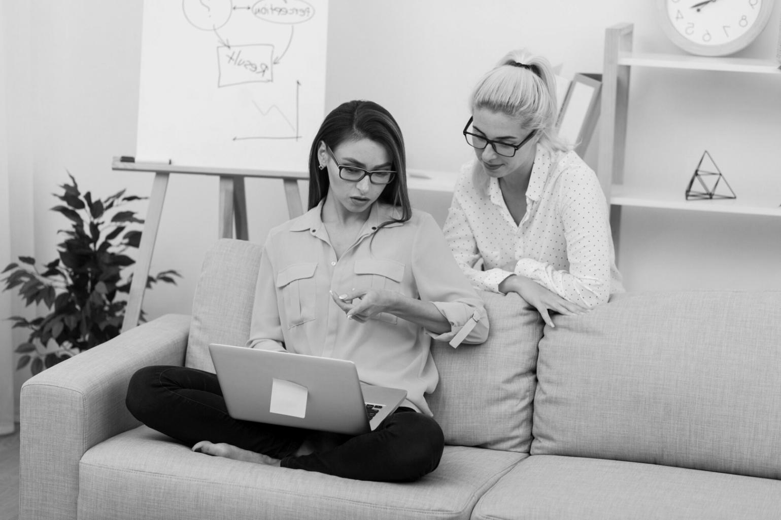 Oficina moderna con equipos trabajando en análisis financiero