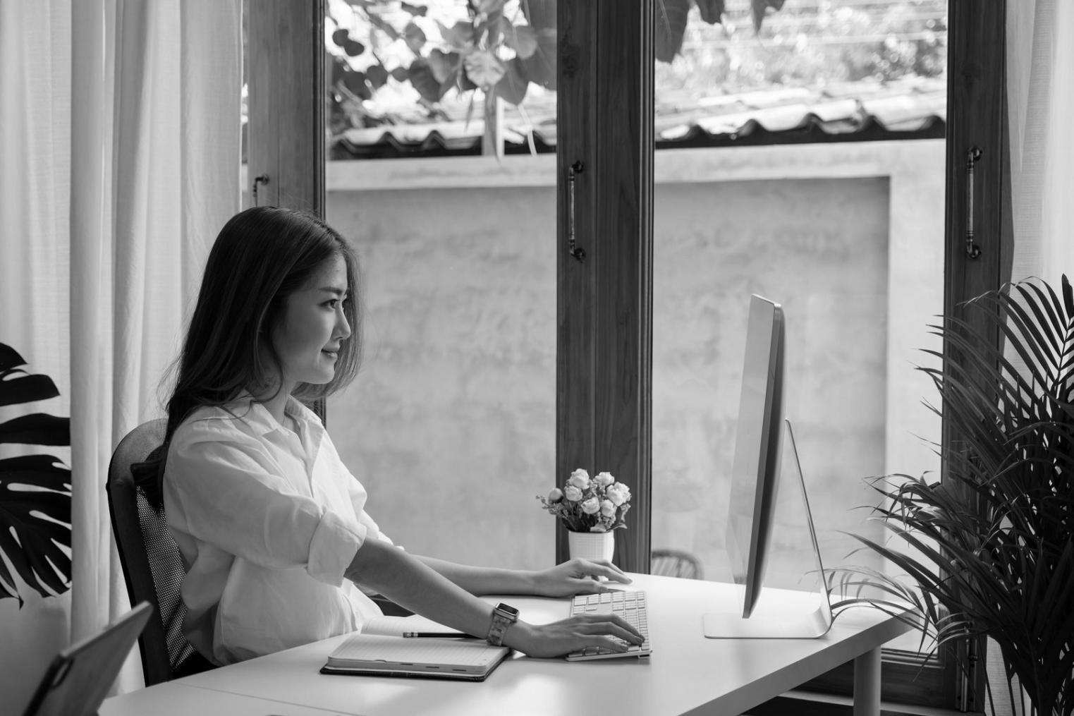 Oficina moderna de veriroxima con espacios de trabajo colaborativo y tecnología avanzada